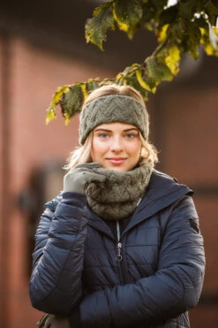 Horze Raya Schlauchschal In Zopfstrickmuster Mit Fleecefutter 13 Horze Raya Schlauchschal In Zopfstrickmuster Mit Fleecefutter -Equestrian Dreams 30850 BKGR 3